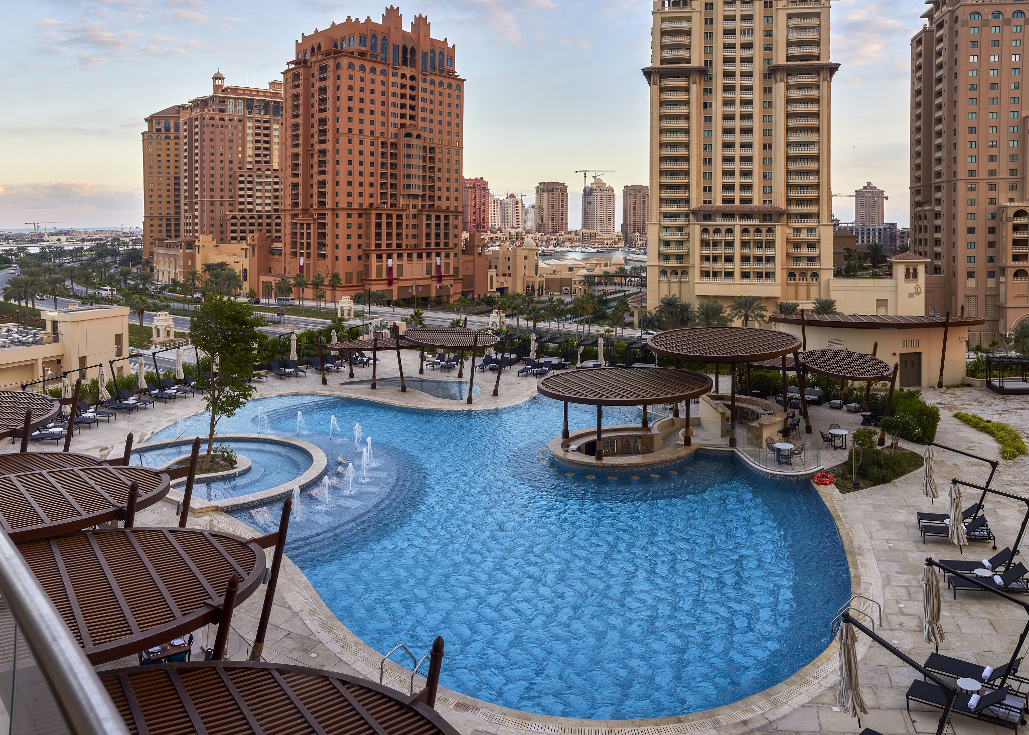 Отели в катаре. Hilton Doha 5 Катар Доха. Плавище гостиница Катар.